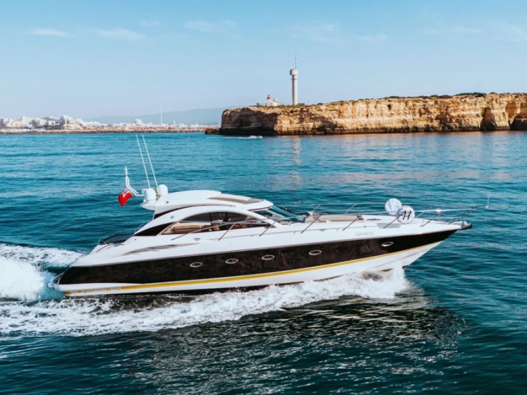 Luxury Yacht rental in Portimão - Sunseeker Camargue 50