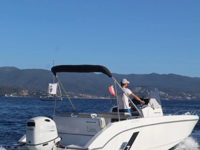 Bénéteau Flyer 7 SPACEdeck charter bareboat or captained in  Portimão