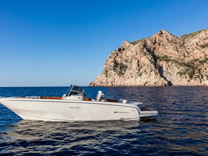 Motorboat rental with or without captain Invictus  Portimão