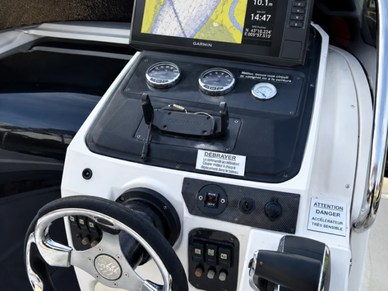 Bareboat Rental Motorboat Quicksilver with a boat licence