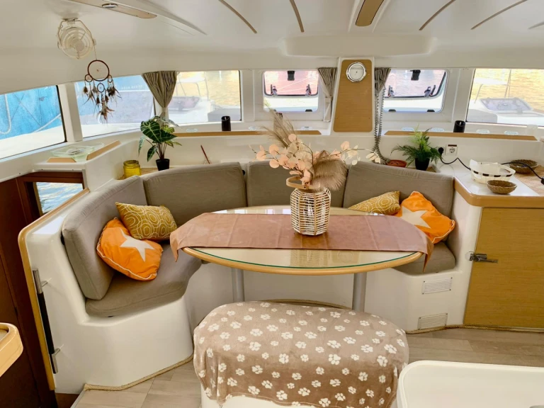 Lagoon Lagoon 380 S2 in Empuriabrava on SamBoat