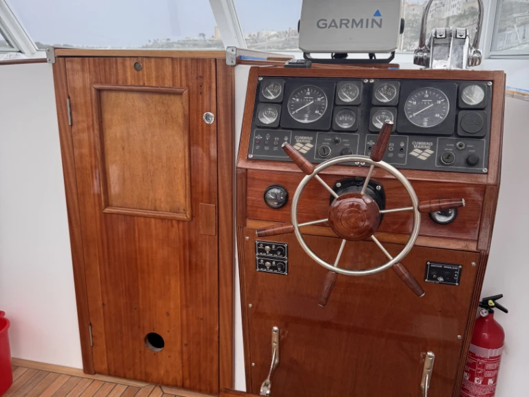 Bareboat Rental Motorboat Cris-Craft with a boat licence