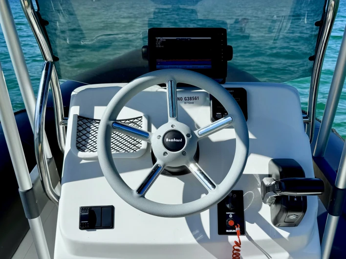 Motorboat for rent Aix-les-Bains at the best price