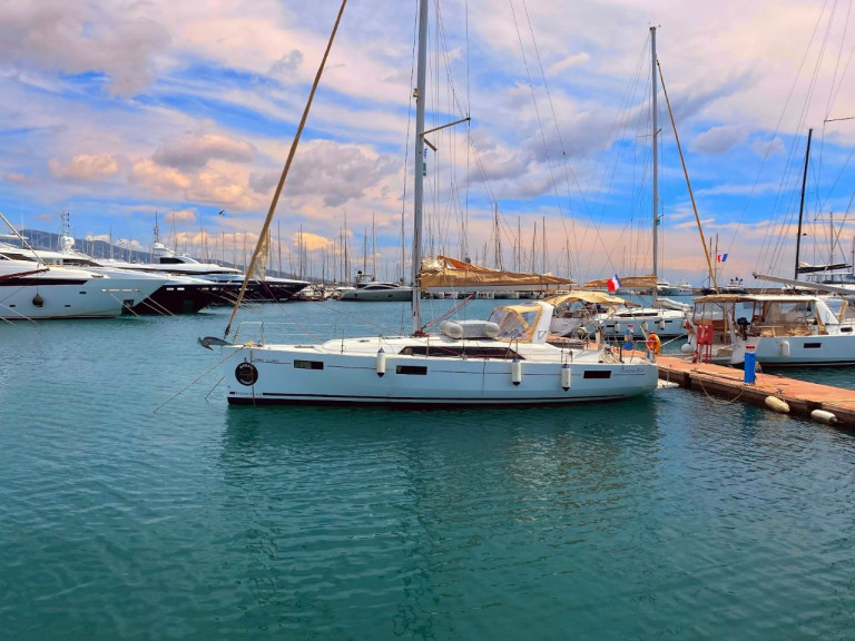 Bareboat Rental Sailboat Bénéteau with a boat licence