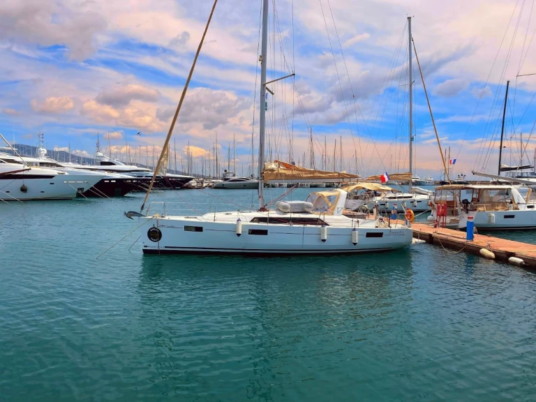 Bareboat Rental Sailboat Bénéteau with a boat licence