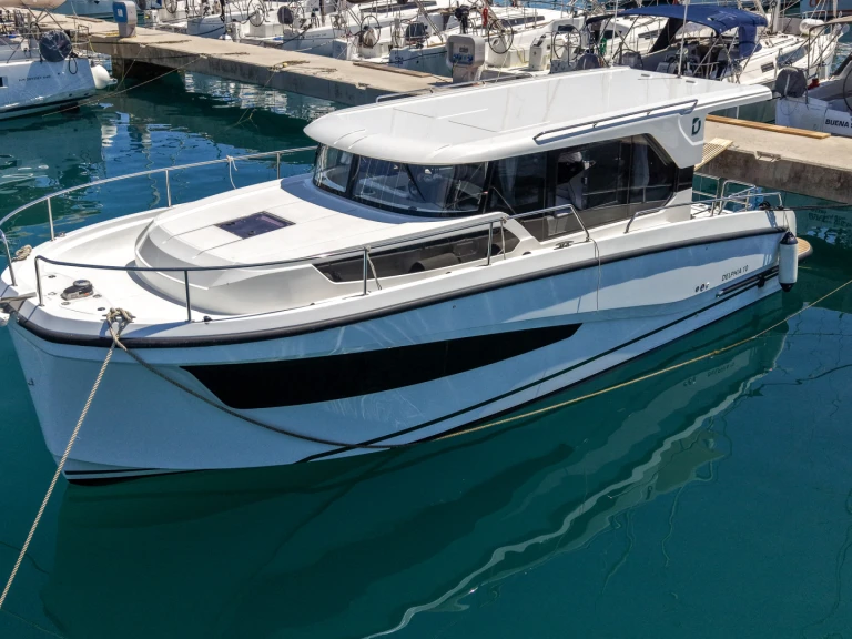 Yacht charter Split cheap Delphia 10 Sedan