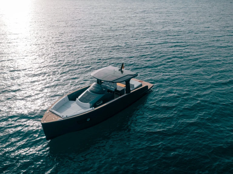 Bareboat Rental Motorboat Vanguard with a boat licence
