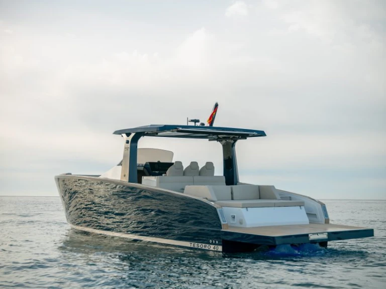 Vanguard Tesoro T40 INBOARD charter bareboat or captained in  Chaniá
