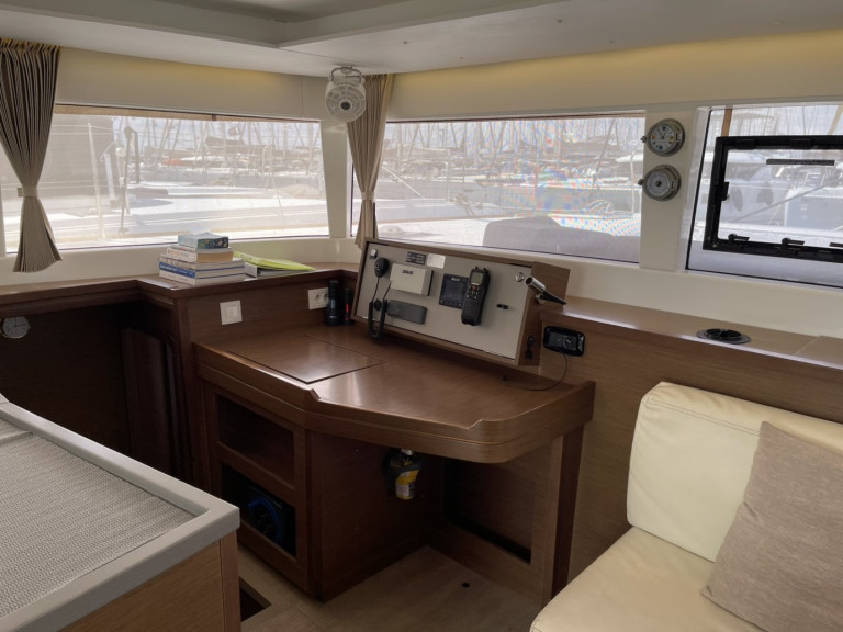 Boat rental Lagoon Lagoon 450 F in Alimos on Samboat