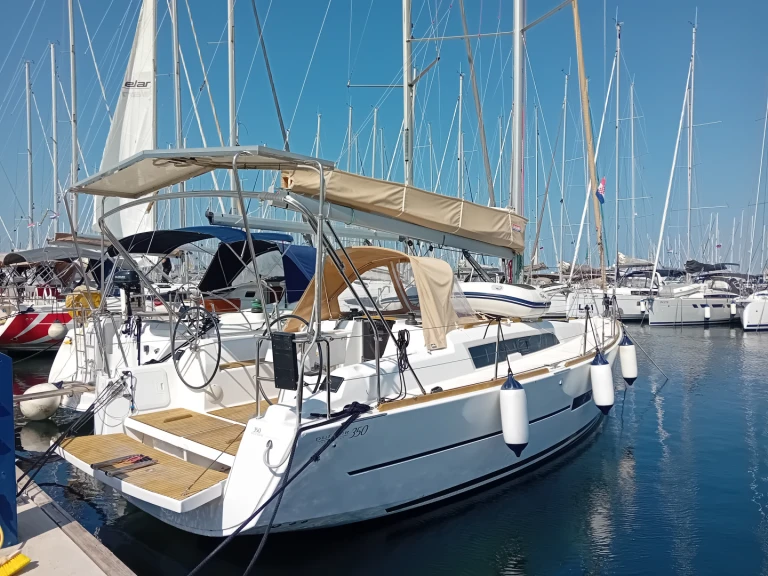 Boat rental Dufour Dufour 350 Grand Large in Biograd na Moru on Samboat