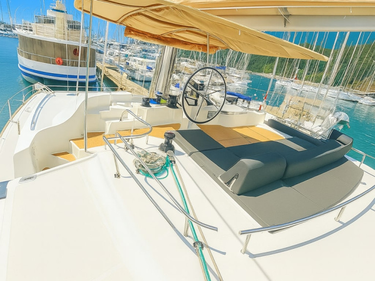 Catamaran for rent Lávrio at the best price