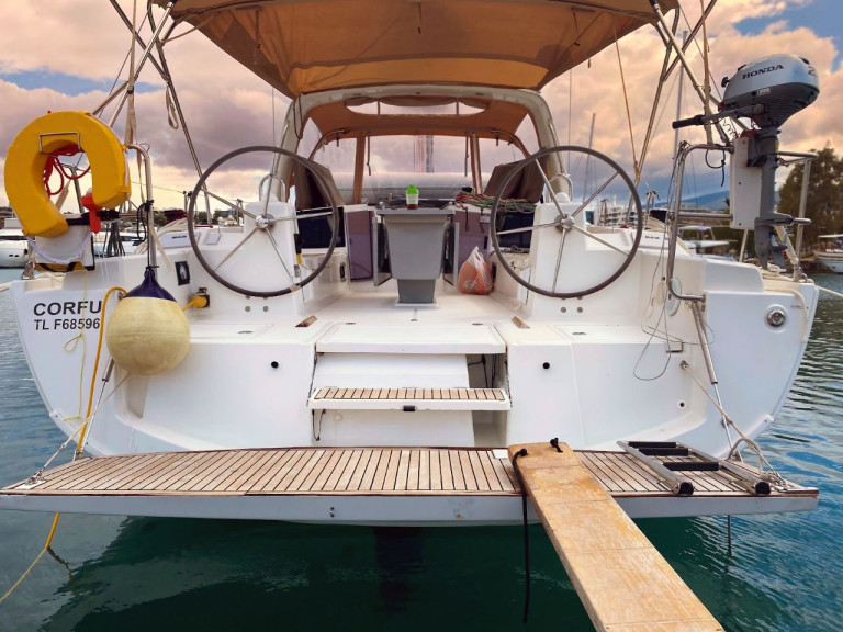 Rent a Bénéteau Oceanis 41.1 Alimos