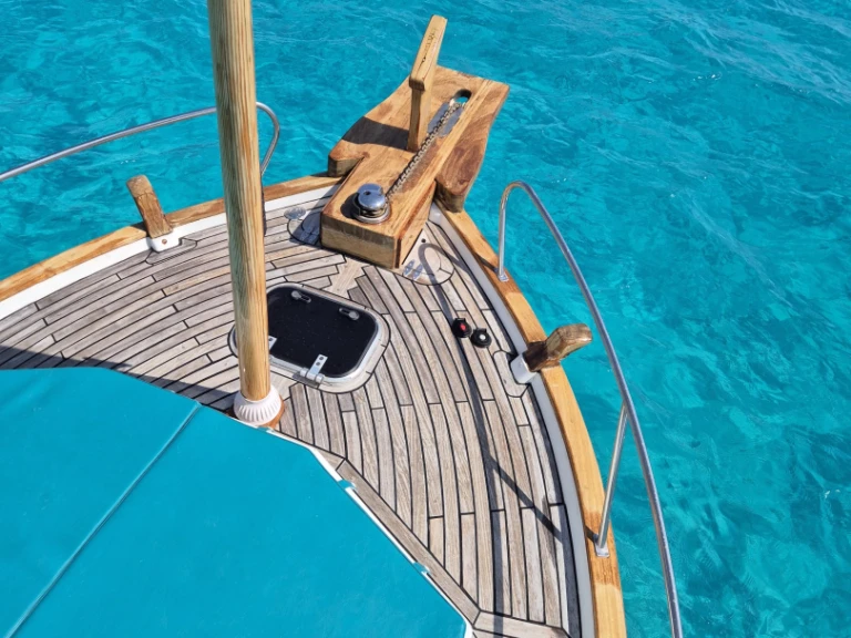 Motorboat rental with or without captain Llaut capeador Mahón