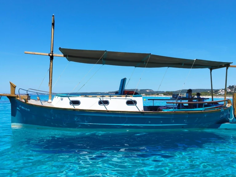 Bareboat Rental Motorboat Llaut capeador with a boat licence
