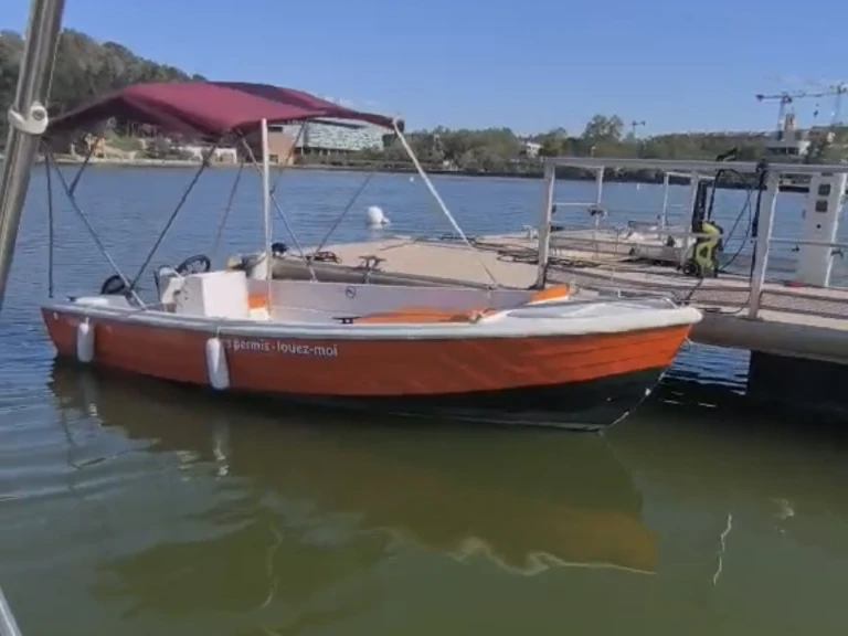 Naval plastica Livia 450 in Istres on SamBoat