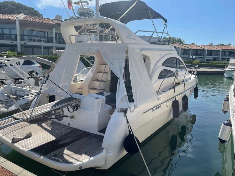 Boat rental Intermare 42 Fly in Port de Saint Tropez on Samboat