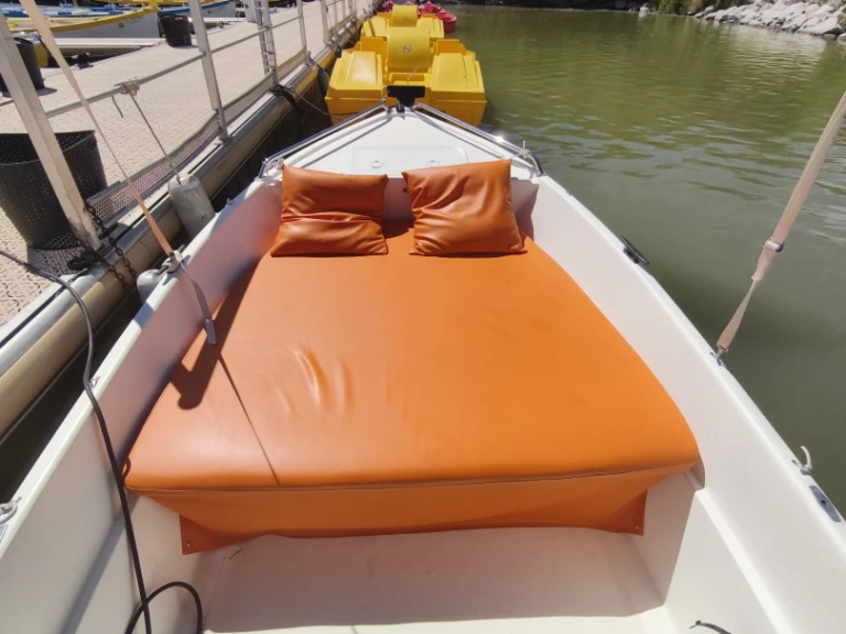 Naval plastica Livia 450 in Istres on SamBoat