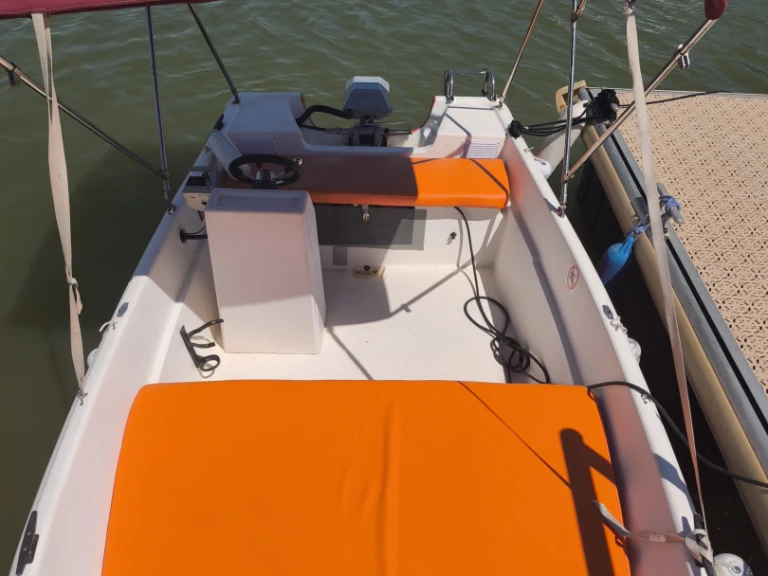 Rent a Naval plastica Livia 450 Istres
