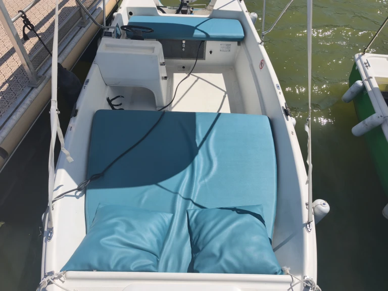 Sans Permis Électrique  charter bareboat or captained in  Istres