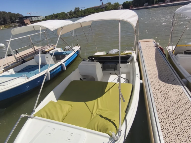 Bareboat Rental Motorboat Sans Permis with a boat licence