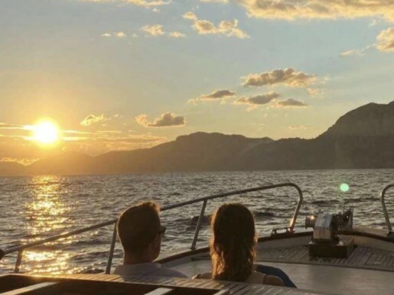 Yacht charter Cagliari cheap Regal 2660 Commodore