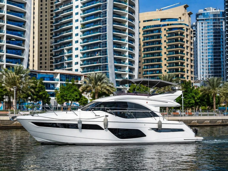 Custom 34 MY in Dubai Marina on SamBoat