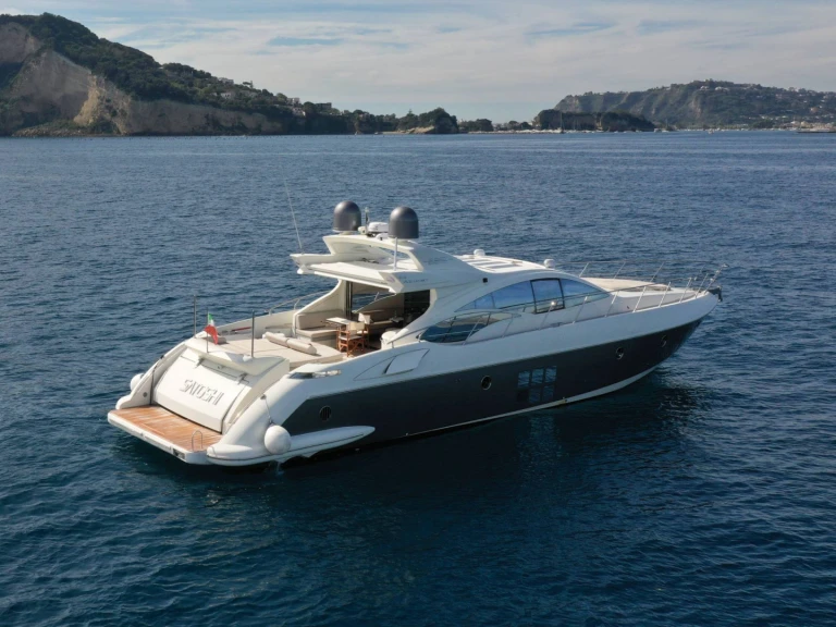 Azimut 68S in Bacoli on SamBoat