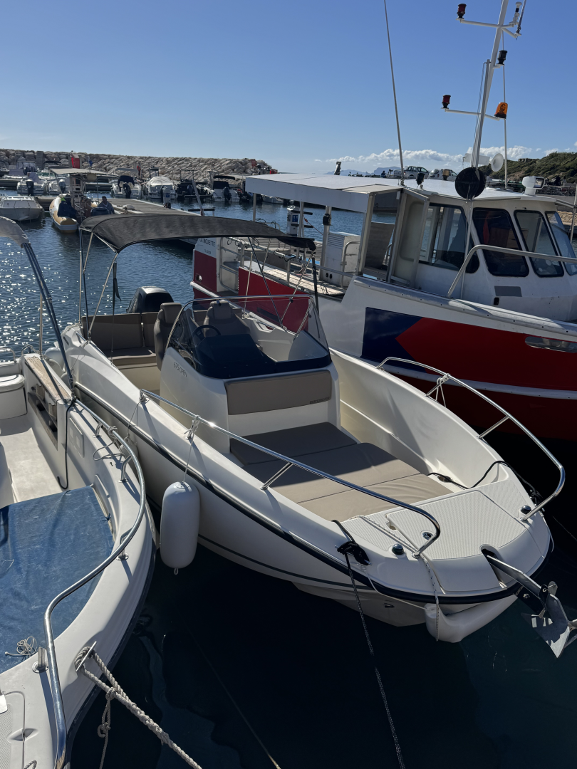 Yacht charter Six-Fours-les-Plages cheap Quicksilver 675 Open Activ