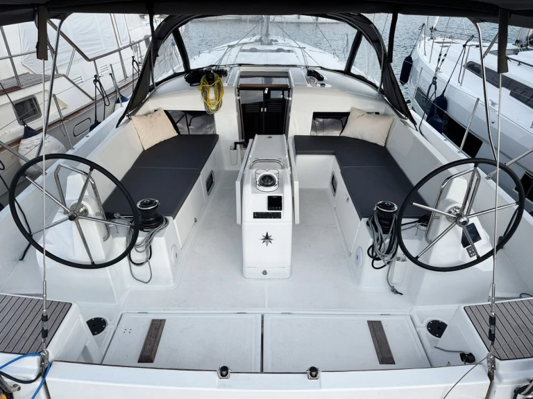Boat rental Jeanneau Sun Odyssey 490 in Puntone on Samboat