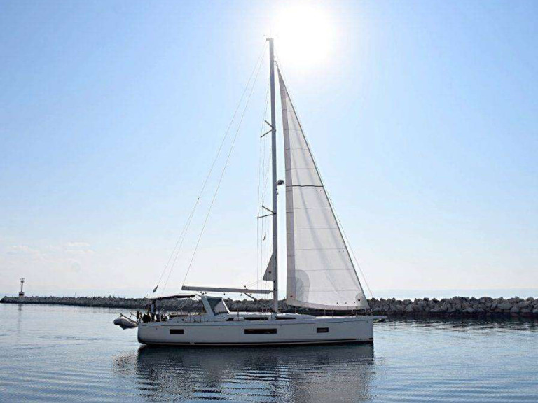 Bareboat Rental Sailboat Bénéteau with a boat licence