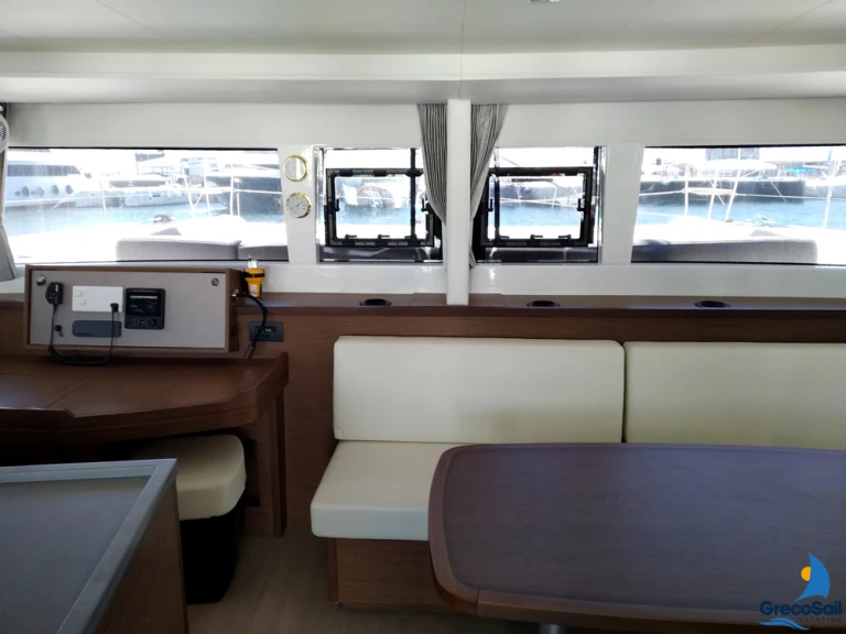 Boat rental Lagoon Lagoon 450 F in Paros (Island) on Samboat