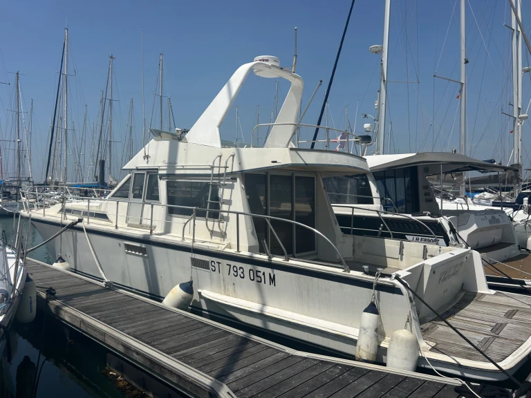 Bareboat Rental Motorboat Guy Couach with a boat licence