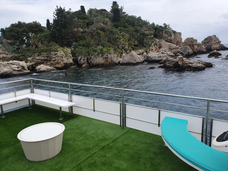 Motorboat rental with or without captain monstes Porto di Giardini