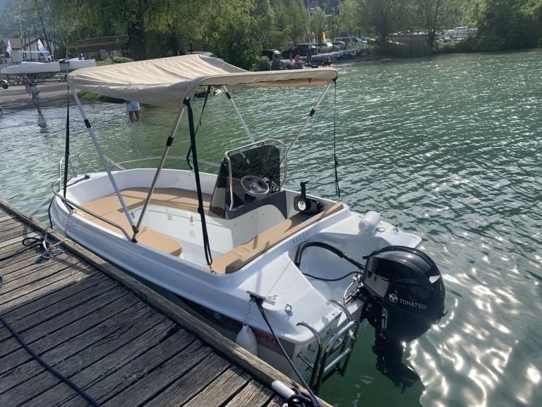 Bareboat Rental Motorboat Valory with a boat licence