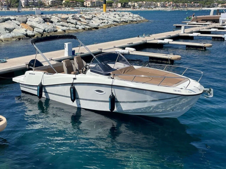 Quicksilver Activ 755 Sundeck in Marina (City) on SamBoat
