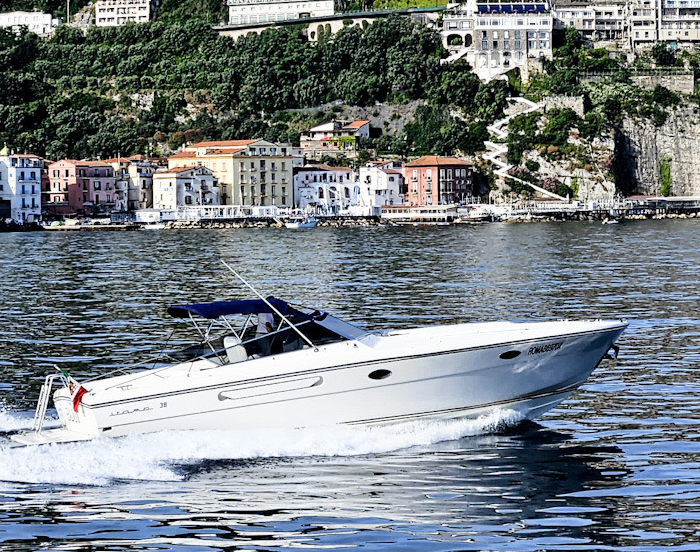 Rent a Itama Itama 38 Sorrento
