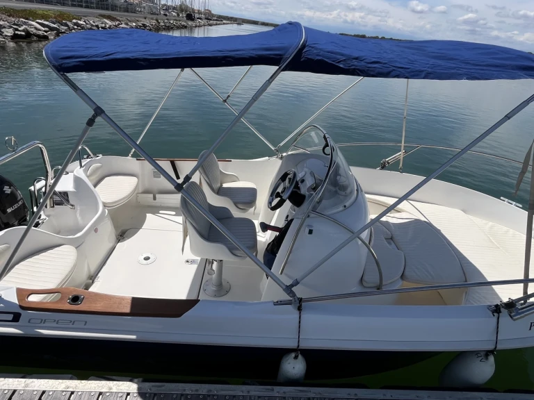 Bareboat Rental Motorboat Bénéteau with a boat licence