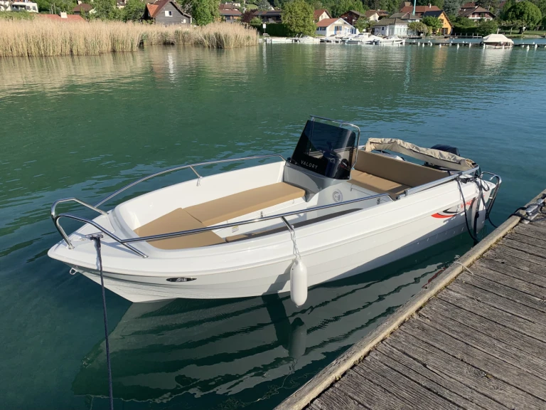 Bareboat Rental Motorboat Valory with a boat licence