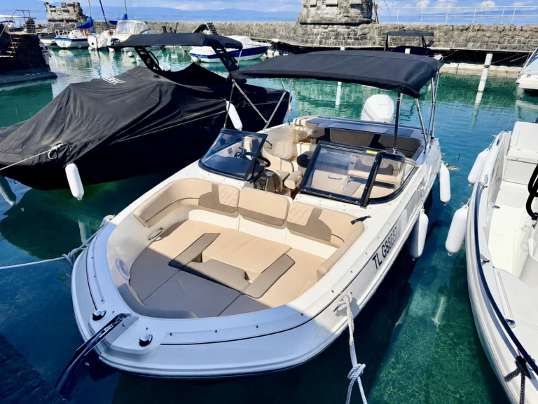 Bayliner VR5 OB in France on SamBoat
