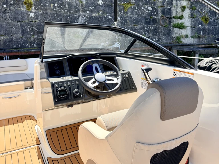 Bareboat Rental Motorboat Bayliner with a boat licence