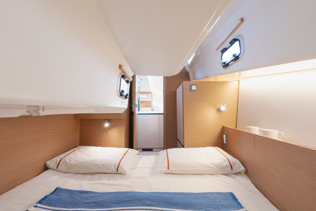 Sailboat for rent Cres at the best price