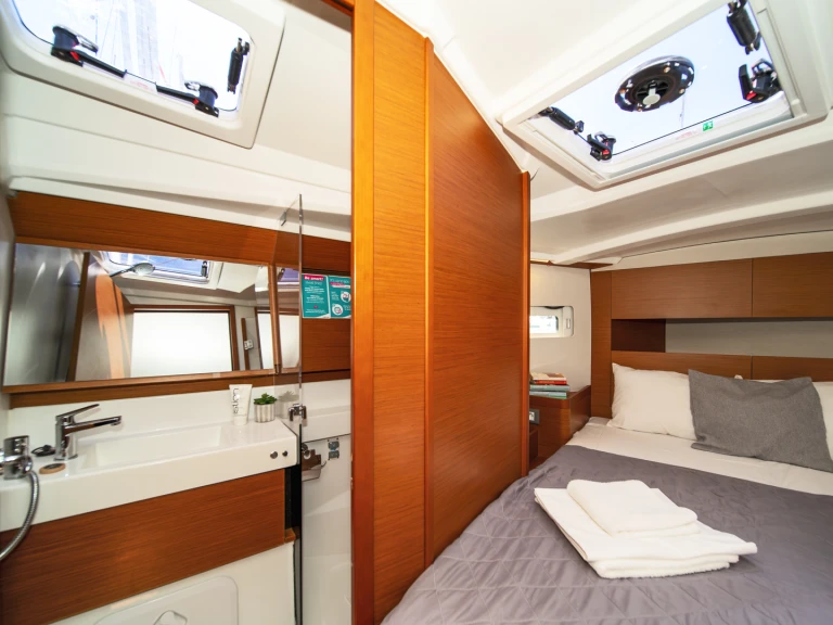Boat rental Jeanneau Sun Odyssey 410 in Lefkáda on Samboat