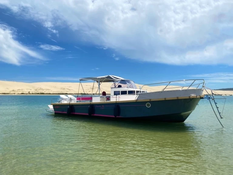 Bareboat Rental Motorboat Beacher with a boat licence