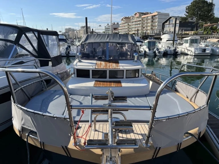 Beacher Beacher V10 Croisière charter bareboat or captained in  Arcachon