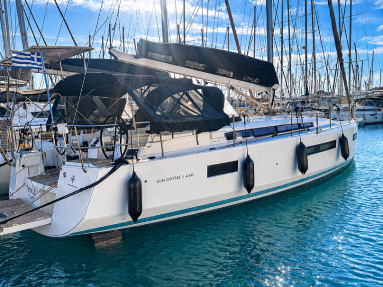 Boat rental Jeanneau Sun Odyssey 440 in Lefkáda on Samboat