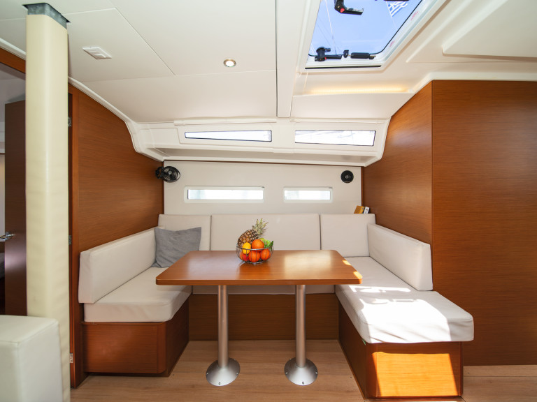 Sailboat for rent Lefkáda at the best price