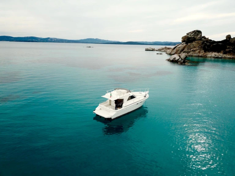 Bareboat Rental Motorboat Mochi Craft with a boat licence