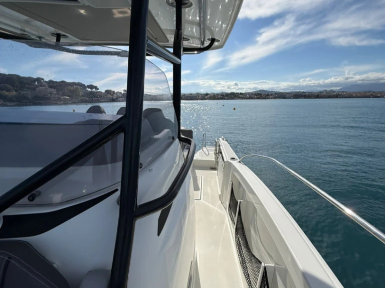 Bareboat Rental Motorboat Jeanneau with a boat licence