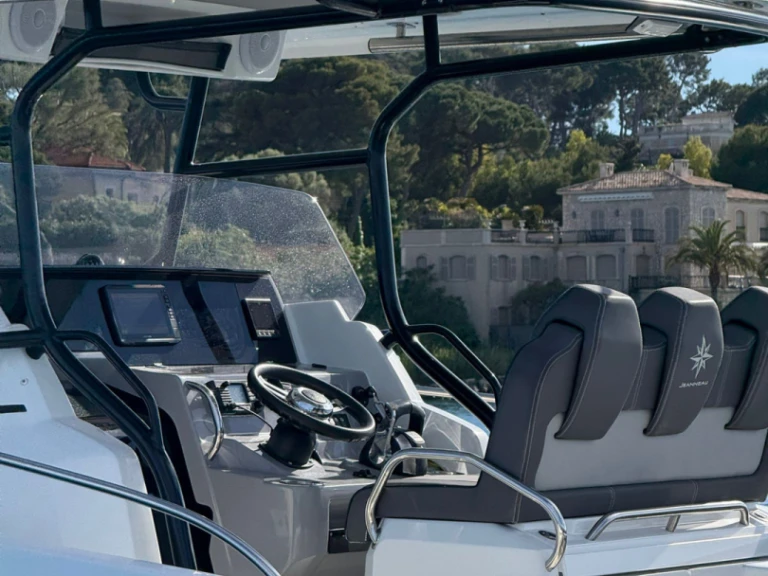 Jeanneau Cap Camarat 9.0 CC in Antibes on SamBoat