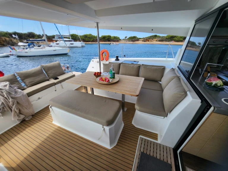Catamaran rental in Porquerolles - Fountaine Pajot Astrea 42